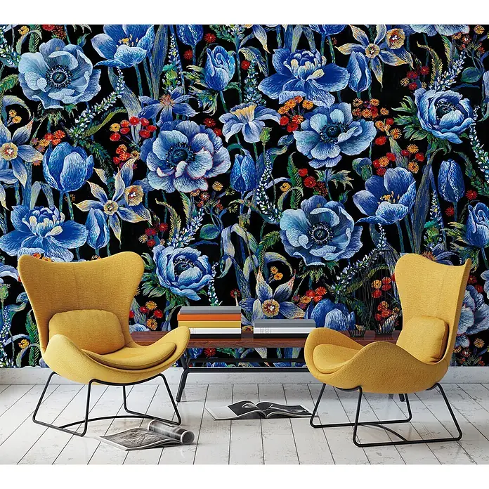 Marburg Smart Art Aspiration Fototapete Floral Design - B x H: 318 x 270 cm, Vlies - Zwei gelbe Sessel und ein Holztisch mit Büchern in einem Raum mit Blumentapete.