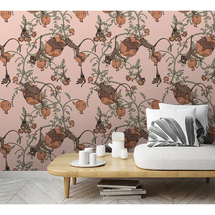Marburg Smart Art Aspiration Fototapete Illustration III - B x H: 106 x 270 cm, Vlies, Rosa-Orange - Tapete mit Muster aus braunen Affen und orangefarbenen Granatäpfeln auf Rosa an der Wand eines Zimmers.