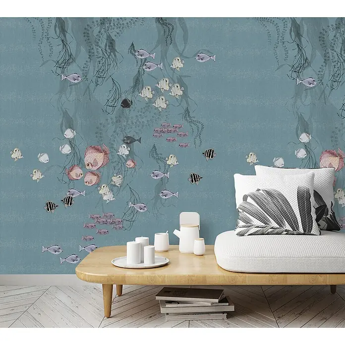 Marburg Smart Art Aspiration Fototapete Illustration - B x H: 212 x 270 cm, Vlies, Blau - Türkise Tapete mit Unterwasserszene aus Fischen und Seegras an einer Wohnzimmerwand.