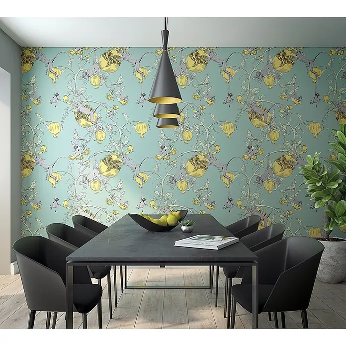 Marburg Smart Art Aspiration Fototapete Illustration III - B x H: 106 x 270 cm, Vlies, Gelb-Grün - Modernes Esszimmer mit markanter hellblauer Tapete mit gelbem Frucht- und grauen Affenmuster, dunklem Esstisch und schwarzen Stühlen.