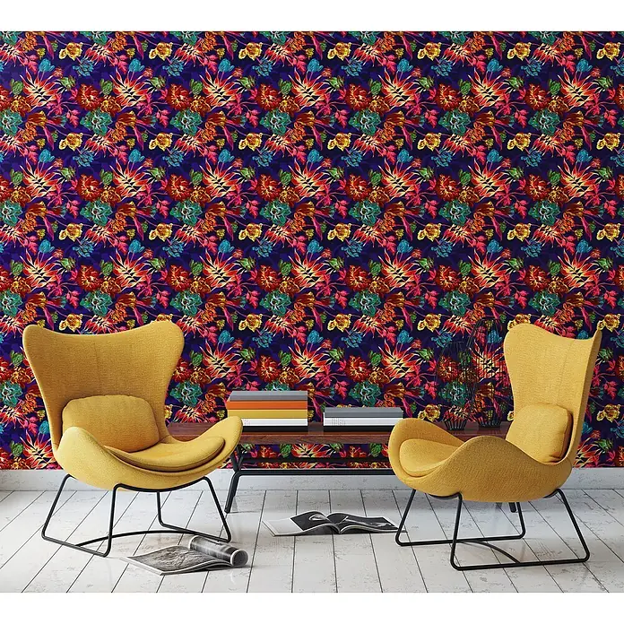 Marburg Smart Art Aspiration Fototapete Floral I - B x H: 159 mm x 270 cm, Vlies - Lebhafte tropische Blumentapete in Rot, Gelb und Blau auf dunklem Hintergrund an einer Wand in einem Zimmer mit gelben Sesseln.