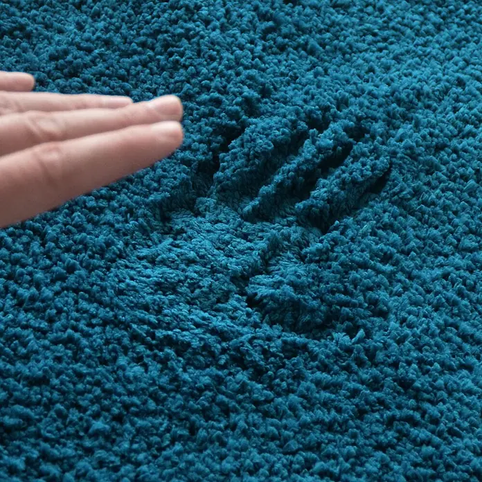 Floordirekt Badteppich Sky - 120 x 120 cm, Petrol, 100% Polyester - Hand drückt in weichen, tealblauen Hochflorteppich, zeigt seine plüschige Textur.