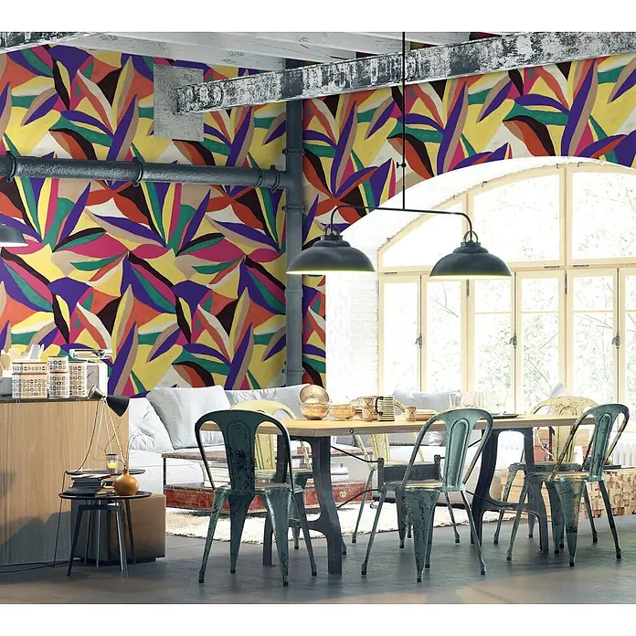 Marburg Smart Art Aspiration Fototapete Grafik VI - B x H: 159 mm x 270 cm, Vlies - Eine lebendige Tapete mit abstraktem Blattmuster an der Wand eines modernen Esszimmers, die ein kühnes Dekorelement hinzufügt.