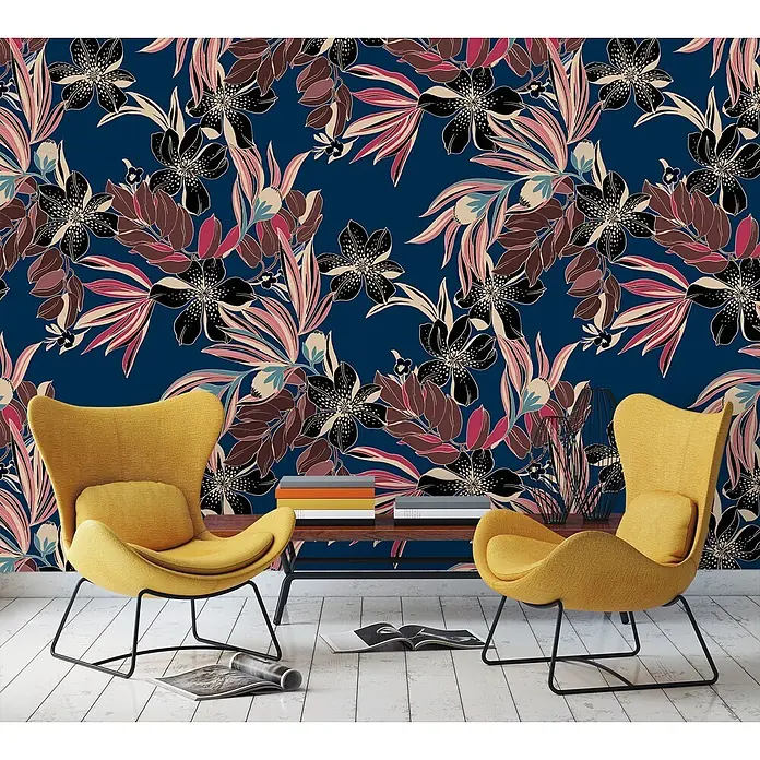 Marburg Smart Art Aspiration Fototapete Floral II - B x H: 212 x 270 cm, Vlies, Blau-Braun - Florale Tapete mit dunklen Blumen und rosa/braunen Blättern auf dunkelblauem Grund, ergänzt durch zwei gelbe Sessel in einem modernen Raum.