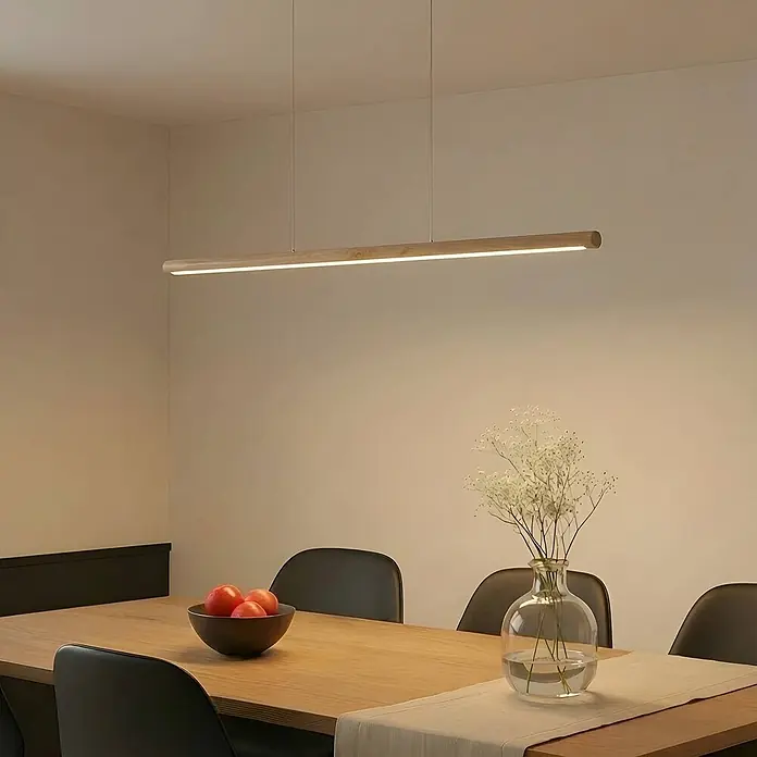 Lucande Pendelleuchte Maruta - L x B x H: 120 x 7 x 3,3 cm, Holz hell, helles Holz - Hölzerne lineare Pendelleuchte über einem Esstisch, spendet warmes LED-Licht.