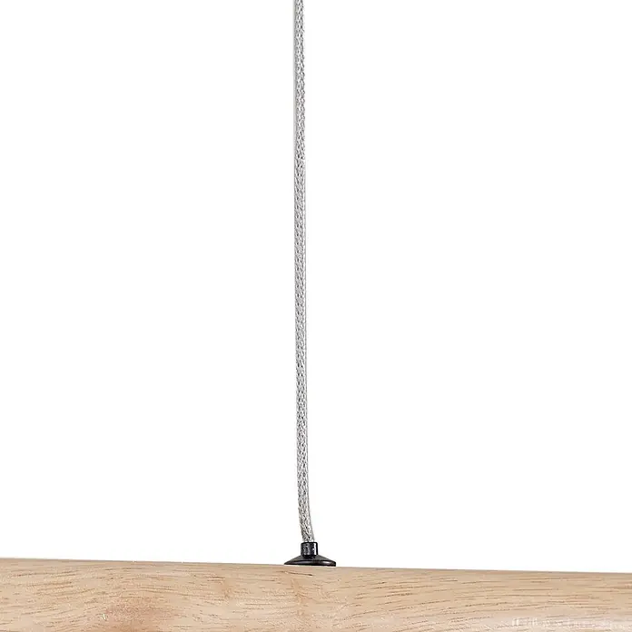 Lucande Pendelleuchte Maruta - L x B x H: 120 x 7 x 3,3 cm, Holz hell, helles Holz - Nahaufnahme eines hellen Holzriegels mit einem geflochtenen silbernen Aufhängeseil, das mit einer kleinen schwarzen Halterung befestigt ist.