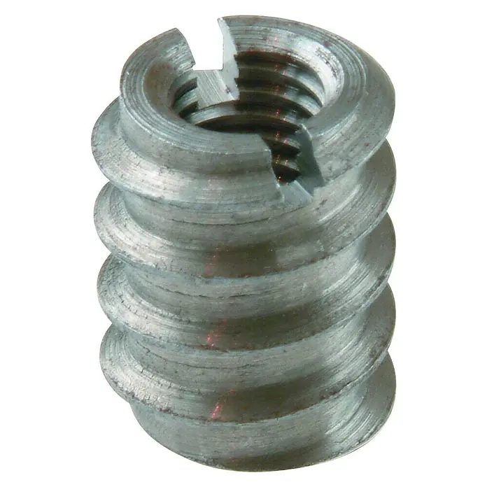 Stabilit EindrehmuffeGewinde: M 4, Stahl, Blank, 10 Stk. - Nahaufnahme einer Gewindeeinsatzmutter mit spiralförmigen Außengewinde, ideal für Holzverbindungen.