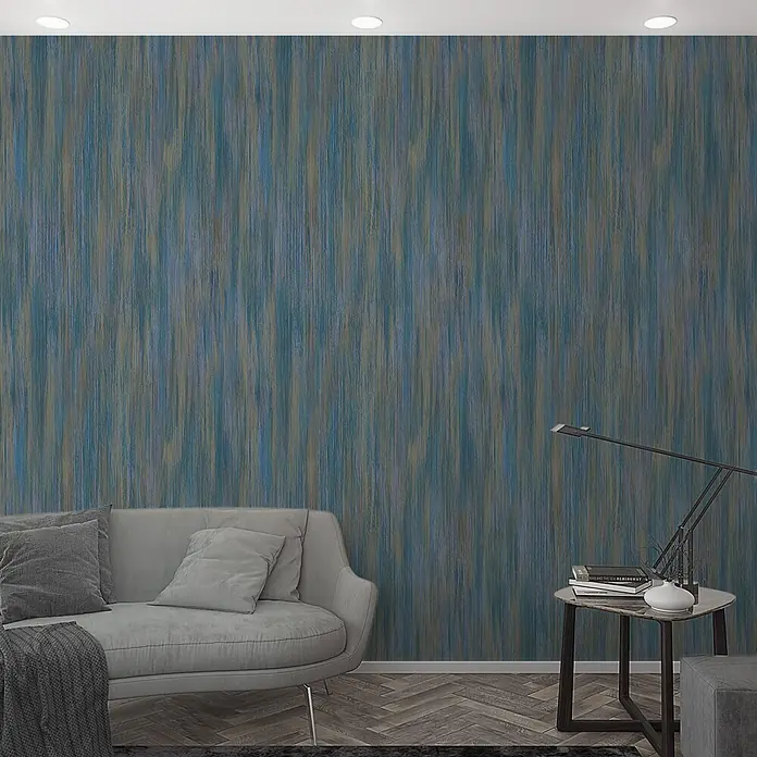 Marburg Smart Art Aspiration Fototapete Streifen - B x H: 106 x 270 cm, Vlies, Blau - Blau-goldene, vertikal strukturierte Tapete an einer Wand in einem modernen Wohnzimmer.