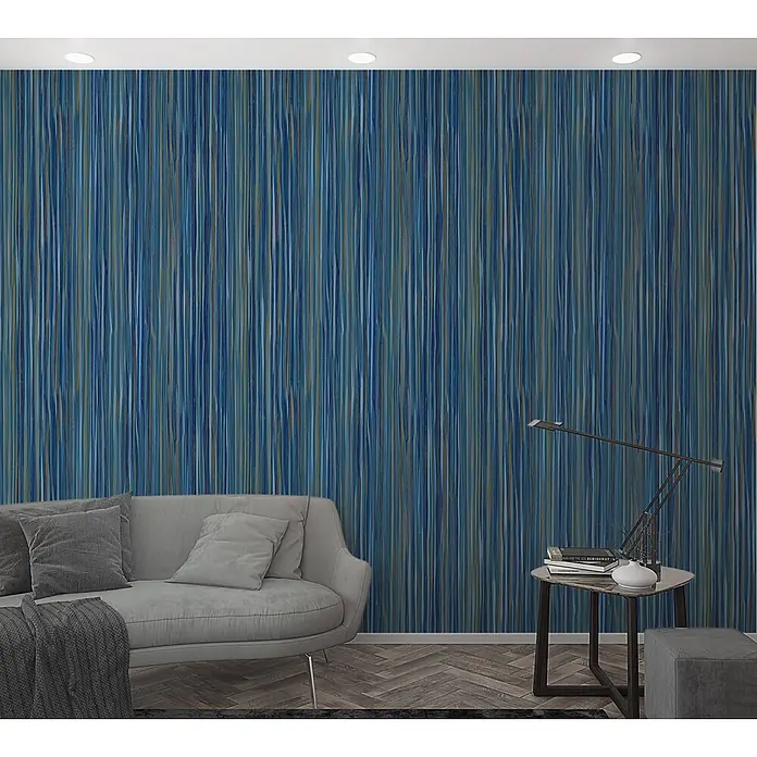 Marburg Smart Art Aspiration Fototapete Streifen II - B x H: 106 x 270 cm, Vlies, Blau - Blau-goldene vertikal gestreifte Tapete mit Textur, an einer Wohnzimmerwand angebracht.