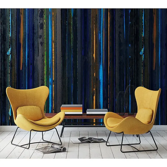 Marburg Smart Art Aspiration Fototapete Streifen I - B x H: 212 x 270 cm, Vlies, Blau - Zwei moderne gelbe Stoff-Sessel mit schwarzen Metallbeinen flankieren einen Holzkonsolentisch vor einer lebhaften gestreiften Wand im Wohnzimmer.