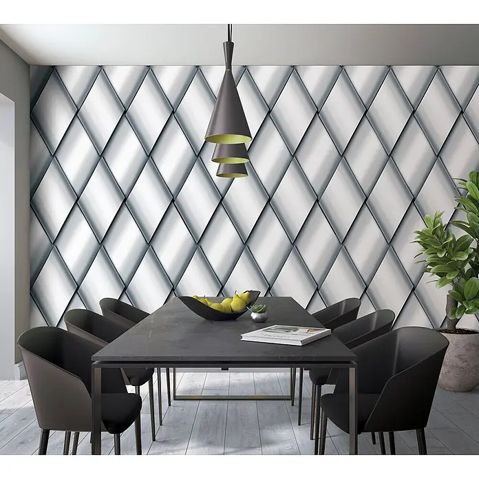 Marburg Smart Art Aspiration Fototapete Grafik IV - B x H: 106 x 270 cm, Vlies - Modernes Esszimmer mit markanter, metallisch silberner 3D-Rautenwand, ergänzt durch eine dunkle Essgruppe.