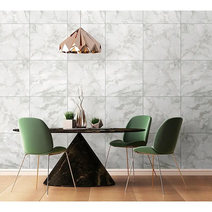 Marburg Smart Art Aspiration Fototapete Fliesenoptik - B x H: 159 mm x 270 cm, Vlies - Modernes Esszimmer mit dunklem Marmortisch, grünen Stühlen und rosegoldener geometrischer Pendelleuchte.