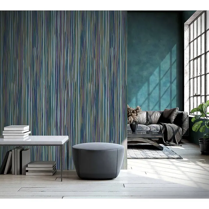 Marburg Smart Art Aspiration Fototapete Streifen II - B x H: 106 x 270 cm, Vlies, Grün-Blau - Vertikale gestreifte Tapete in Blau-, Lila- und Grüntönen akzentuiert ein modernes Zimmer.