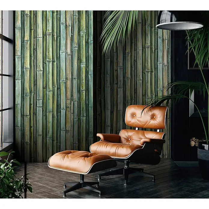 Marburg Smart Art Aspiration Fototapete Bamboo - B x H: 106 x 270 cm, Vlies - Brauner Ledersessel mit passendem Ottoman und dunklem Gestell, für Komfort in einem modernen Raum.