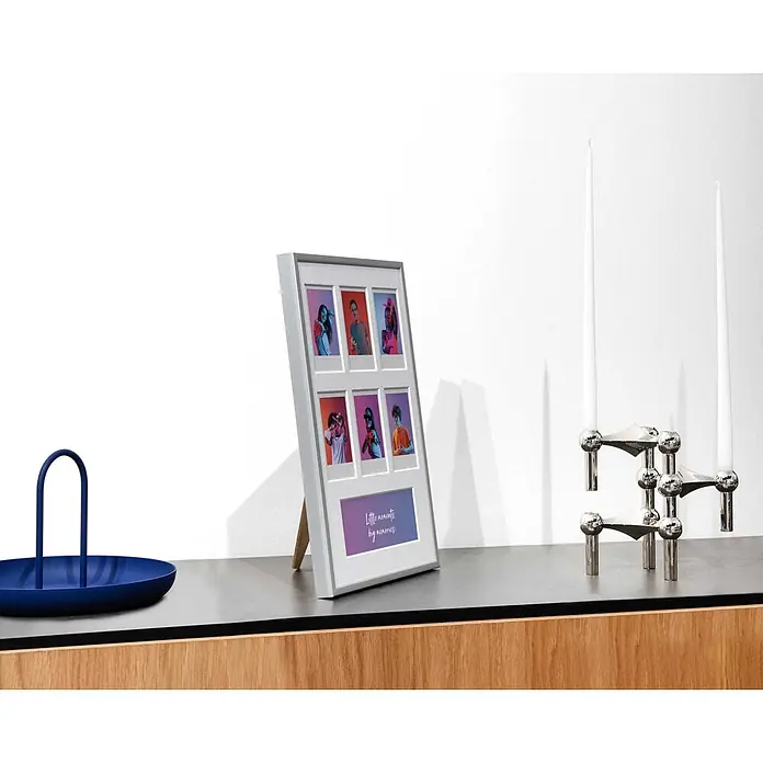 Accent Collagerahmen Instant - Anzahl Fotoplatzhalter: 6 Stk., Silber, Aluminium - Weißer Fotorahmen mit sechs Sofortbildern und dem Text 'Little moments. big memories.' auf einem Tisch.