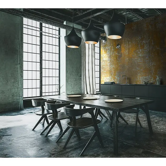 Marburg Smart Art Aspiration Fototapete Struktur III - B x H: 212 x 270 cm, Vlies - Esstisch und passende Stühle aus dunklem Holz in einem Esszimmer im Industriestil mit großen Fenstern und moderner Küche.