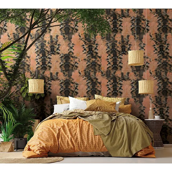 Marburg Smart Art Aspiration Fototapete Grafik II - B x H: 106 x 270 cm, Vlies, Schwarz-Orange - Bett mit orange gemusterter Bettdecke, olivgrüner Decke und goldenen Kissen im Schlafzimmer.