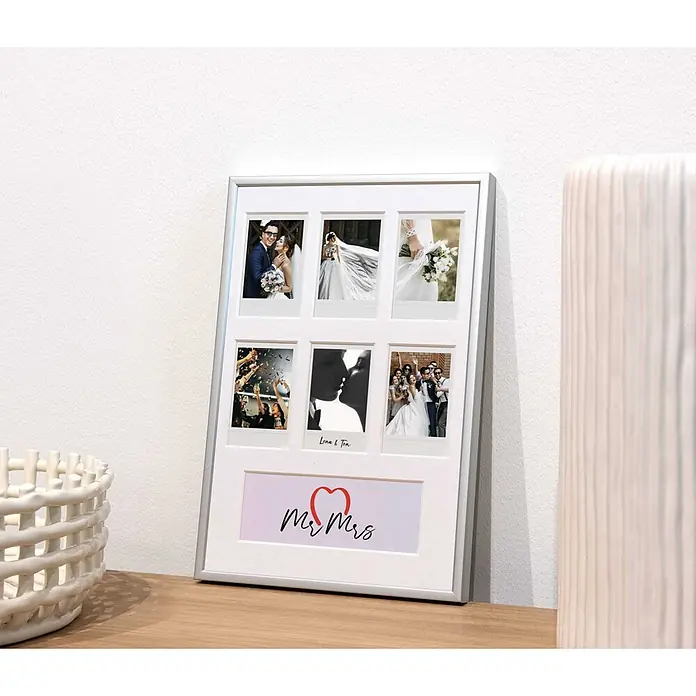 Accent Collagerahmen Instant - Anzahl Fotoplatzhalter: 6 Stk., Silber, Aluminium - Silberner Mehrfach-Fotorahmen mit sechs Hochzeitsfotos und "Mr Mrs" Schriftzug, auf einer Holzfläche stehend.