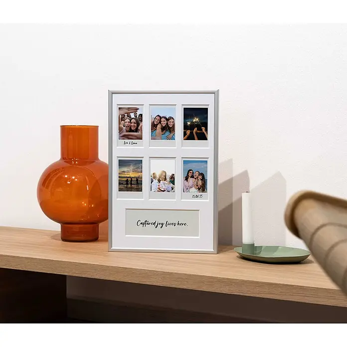 Accent Collagerahmen Instant - Anzahl Fotoplatzhalter: 6 Stk., Silber, Aluminium - Weißer Mehrfach-Fotorahmen mit sechs Bildausschnitten und einem Textfeld, der Erinnerungen auf einem Holzregal zeigt.