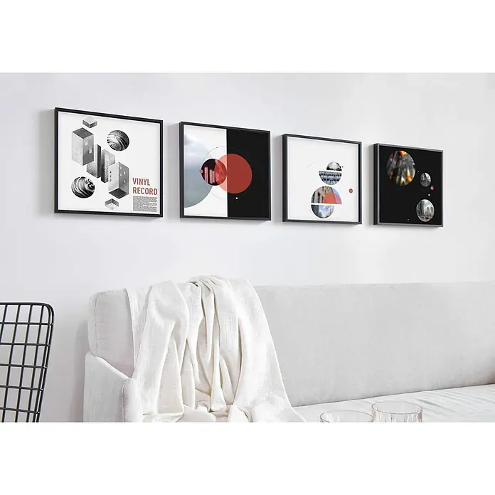 Nielsen Alurahmen Vinyl Frame - 31,4 x 31,6 cm, Schwarz - Vier gerahmte Kunstdrucke mit abstrakten geometrischen Motiven hängen über einem hellgrauen Sofa mit weißer Decke.