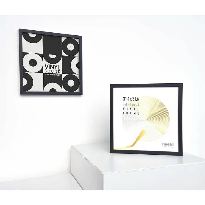 Nielsen Holzrahmen Vinyl Frame - 31,4 x 31,6 cm, Schwarz - Zwei schwarze Rahmen für Schallplatten, einer an der Wand montiert und einer auf einem Display stehend.