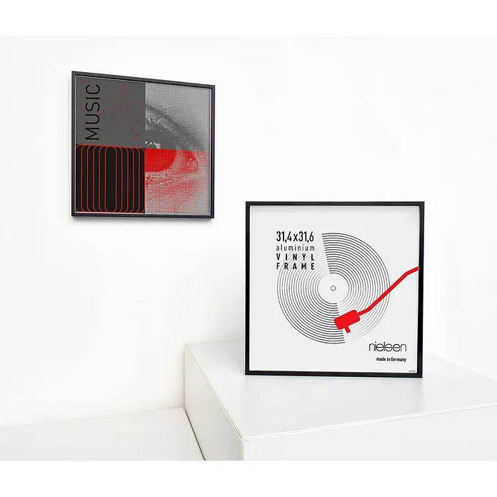 Nielsen Alurahmen Vinyl Frame - 31,4 x 31,6 cm, Schwarz - Zwei schwarze Aluminium-Vinylrahmen (31,4x31,6 cm), einer hängend, einer stehend.