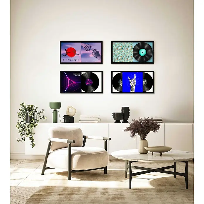 Nielsen Holzrahmen LP Cover Frame - 31,3 x 63,3 cm, Schwarz - Vier gerahmte Schallplattenkunstwerke als Wanddeko in einem modernen Wohnzimmer.