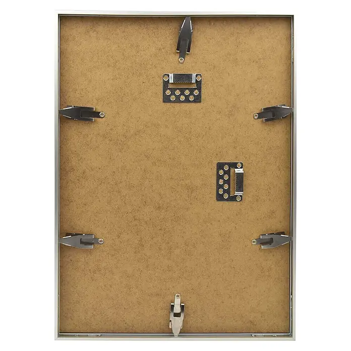 Accent Alurahmen Puzzle Frame - 50 x 70 cm, Silber - Rückseite eines braunen Bilderrahmens mit Metallklammern und Aufhängevorrichtung.