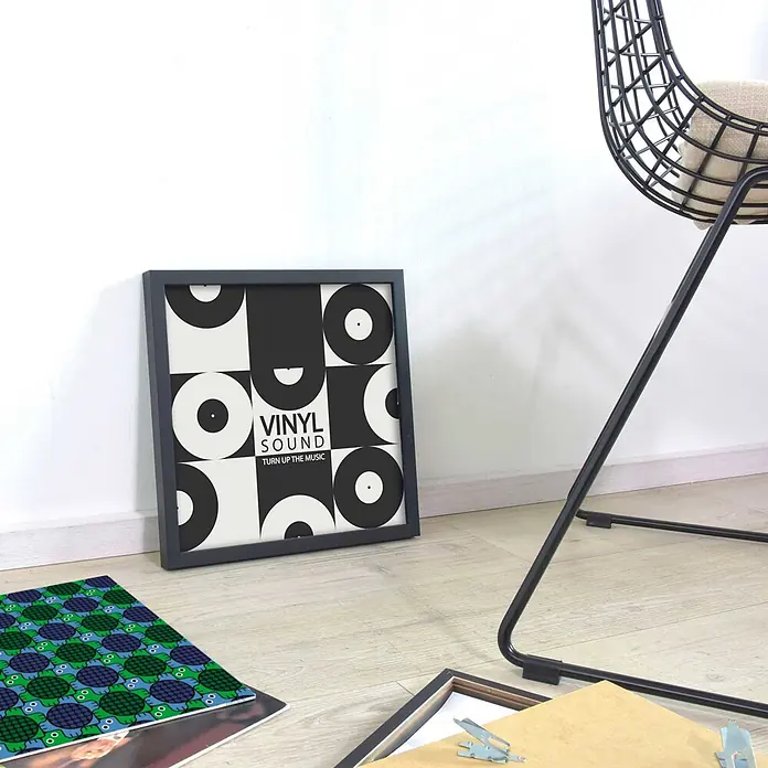 Nielsen Holzrahmen Vinyl Frame - 31,4 x 31,6 cm, Schwarz - Ein schwarz gerahmtes Kunstwerk mit Schwarz-Weiß-Vinyl-Schallplattengrafik und dem Text 'VINYL SOUND TURN UP THE MUSIC'.