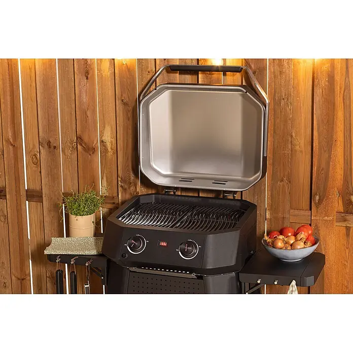 Cozze Elektrogrill E 500 - Grillfläche (B x T): 51 x 39 cm, 2,1 kW, Schwarz - Schwarzer Gasgrill mit geöffnetem silbernem Deckel und Rost, bereit zum Grillen im Freien.