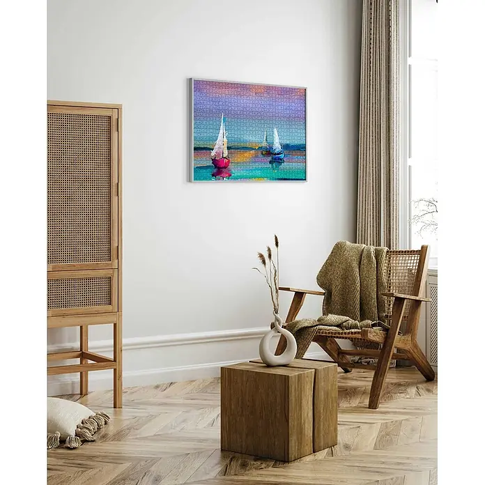 Accent Alurahmen Puzzle Frame - 50 x 70 cm, Silber - Gerahmtes Puzzle mit zwei farbigen Segelbooten auf dem Wasser bei Sonnenuntergang in einem modernen Wohnzimmer.