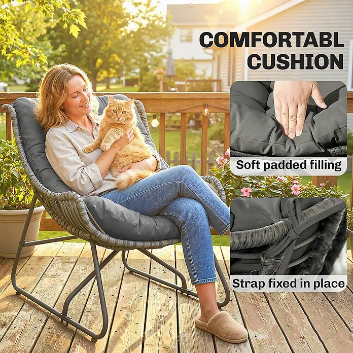 Outsunny Garten-Loungesessel - Stahl, PE Rattan, Polyester, Schaumstoff, Dunkelgrau, B x T x H: 75 x 101 x 90 cm - Grauer Outdoor-Loungesessel mit weichem, gepolstertem grauen Kissen und Befestigungsriemen, von Frau auf Terrasse genutzt.