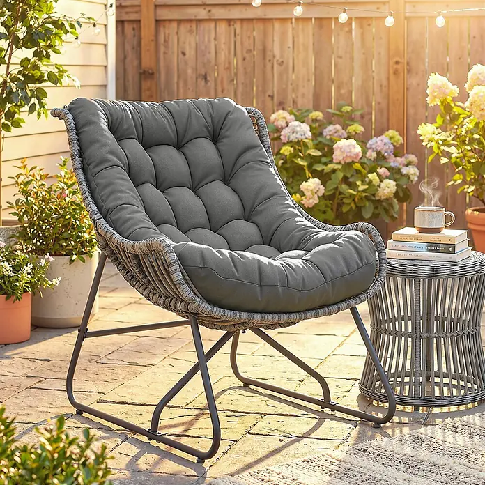 Outsunny Garten-Loungesessel - Stahl, PE Rattan, Polyester, Schaumstoff, Dunkelgrau, B x T x H: 75 x 101 x 90 cm - Grauer Outdoor-Loungesessel mit weichen, getufteten Kissen und geflochtenem Gestell auf einer sonnigen Terrasse.
