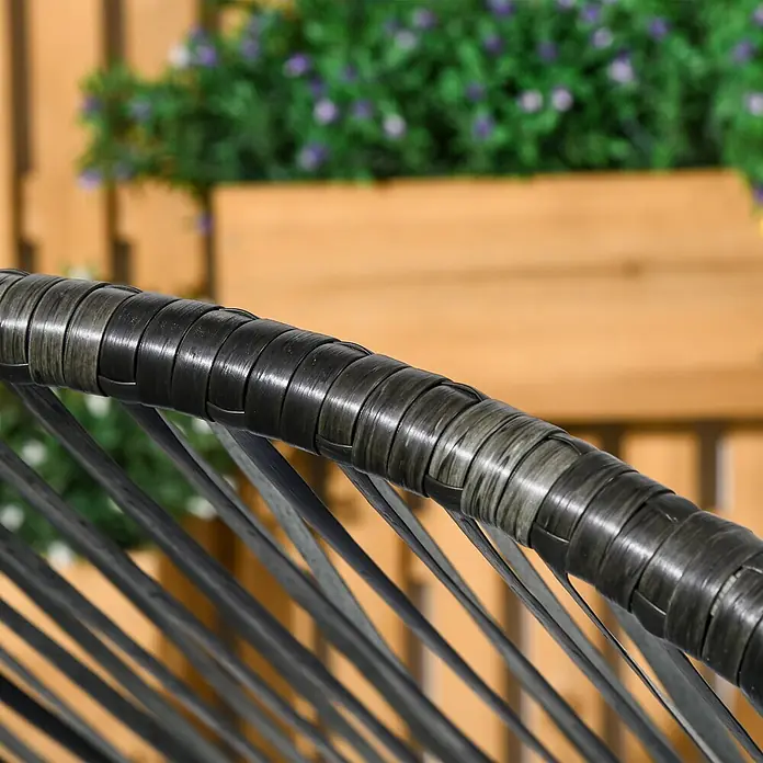 Outsunny Garten-Loungesessel - Stahl, PE Rattan, Polyester, Schaumstoff, Grau, B x T x H: 75 x 75 x 143 cm - Nahaufnahme eines Armlehnendetails aus gewebtem dunkelgrauem Kunststoffrattan vor verschwommenem Außenhintergrund.
