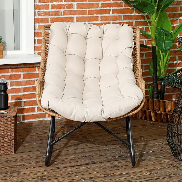 Outsunny Garten-Loungesessel - 1 Stk., Khaki - Ein bequemer Rattan-Sessel mit dickem cremefarbenem Kissen und schwarzen Beinen, für den Außenbereich auf der Terrasse.