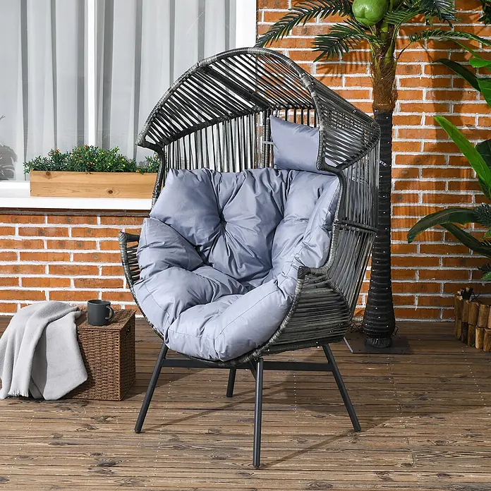 Outsunny Garten-Loungesessel - Stahl, PE Rattan, Polyester, Schaumstoff, Grau, B x T x H: 75 x 75 x 143 cm - Grauer Korbstuhl mit hellgrauen Kissen und schwarzen Metallbeinen auf einer Holzterrasse.