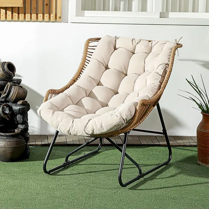 Outsunny Garten-Loungesessel - 1 Stk., Khaki - Rattansessel mit cremefarbenem Kissen und schwarzem Gestell auf einer Außenterrasse.