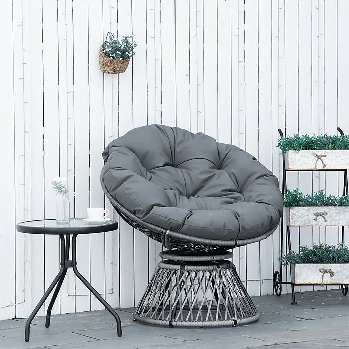 Outsunny Garten-Loungesessel - 1 Stk., PE Rattan, Stahl, Polyester, Grau - Grauer Papasan-Sessel mit dickem Kissen auf einer Terrasse, neben einem kleinen Beistelltisch und Pflanzenständer.