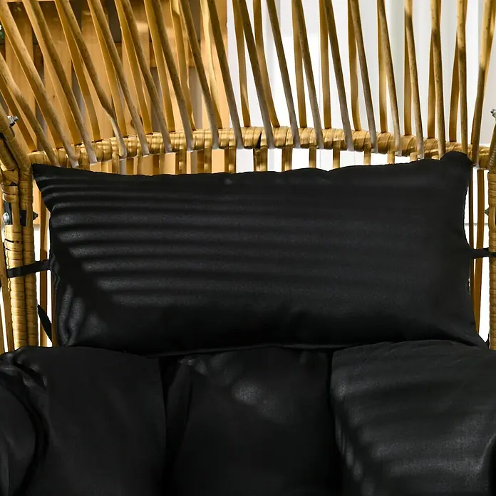 Outsunny Garten-Loungesessel - Stahl, PE Rattan, Polyester, Schaumstoff, Sand, B x T x H: 75 x 75 x 143 cm - Schwarzes Kissen in einem natürlichen Rattansessel.
