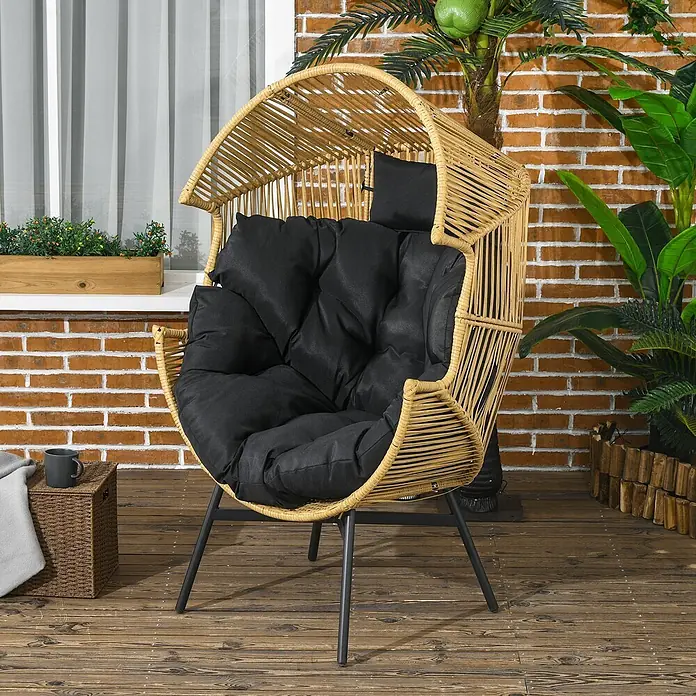 Outsunny Garten-Loungesessel - Stahl, PE Rattan, Polyester, Schaumstoff, Sand, B x T x H: 75 x 75 x 143 cm - Rattan-Eiersessel mit schwarzen Kissen auf Holzterrasse, ideal für Entspannung im Freien.