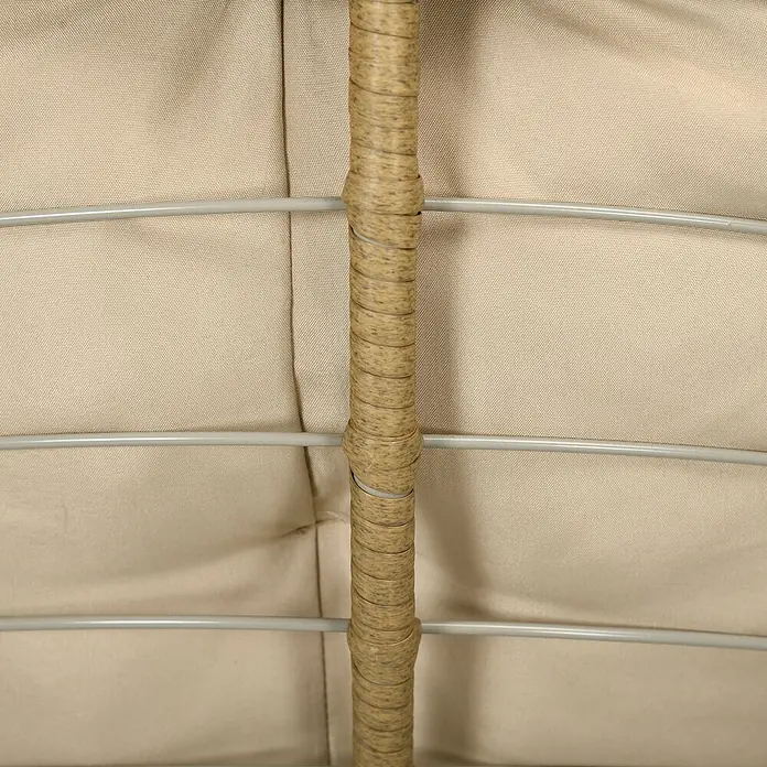 Outsunny Garten-Loungesessel - Stahl, PE-Rattan, Polyester, Khaki, B x T x H: 85 x 70 x 82 cm - Detail eines Möbels mit beigem Stoffbezug, grauen Metallstangen und einem vertikalen, geflochtenen Stützpfosten.