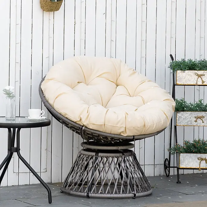 Outsunny Garten-Loungesessel - PE Rattan, Stahl, Polyester, Beige, B x T x H: 97 x 87 x 90 cm - Großer grauer Weiden-Drehsessel mit cremefarbenem Kissen auf einer Außenterrasse mit Beistelltisch.