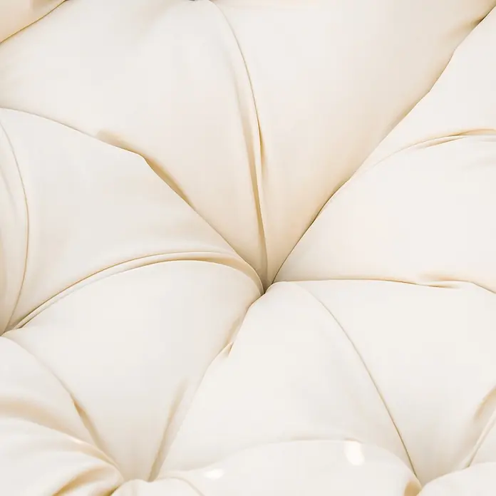 Outsunny Garten-Loungesessel - PE Rattan, Stahl, Polyester, Beige, B x T x H: 97 x 87 x 90 cm - Nahaufnahme eines cremefarbenen, weichen, geknöpften Polsterstoffs mit tiefen Falten.