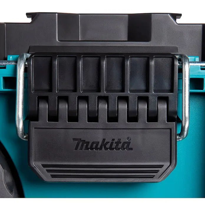 Makita Werkzeugkasten Maktrak Trolley L - Kunststoff, L x B x H: 101,1 x 56,5 x 29,5 cm - Nahaufnahme eines schwarzen Makita Werkzeugkoffer-Verschlusses aus Kunststoff mit Metallbügel an einem tealfarbenen Koffer.