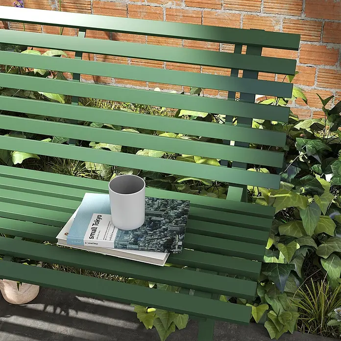 Outsunny Gartenbank - B x T x H: 67 x 67 x 79 cm, Aluminium, Grün - Grüne Lamellen-Gartenbank mit Büchern und Tasse, ideal für entspanntes Lesen im Freien.