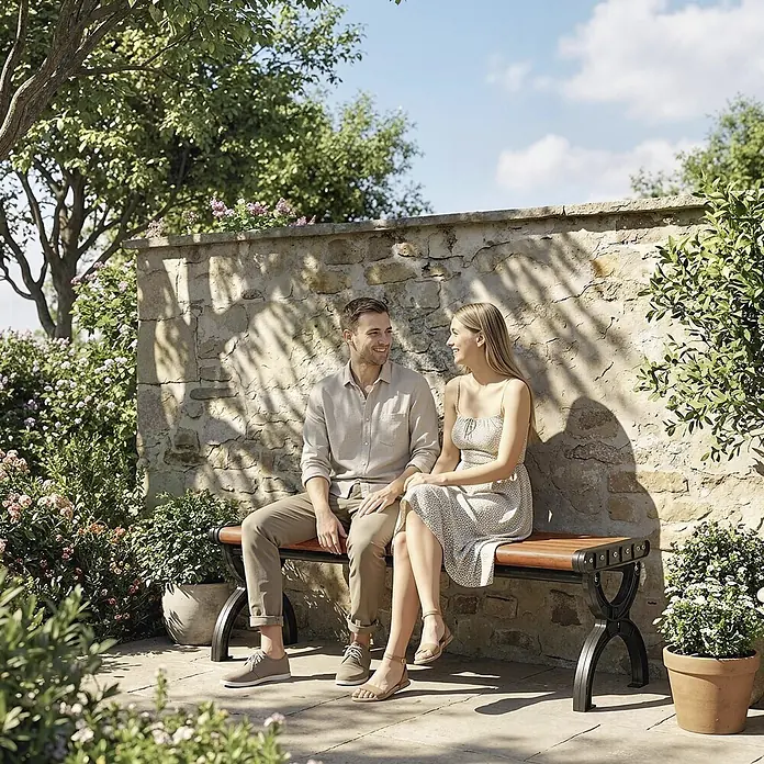 Outsunny Gartenbank - B x T x H: 39 x 39 x 39 cm, Metall, Braun - Eine Gartenbank mit Holzsitz und dunklen X-förmigen Metallbeinen, von einem Paar in einem sonnigen Garten genutzt.