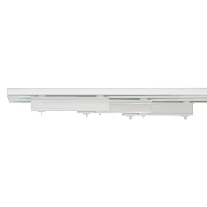 Flächenvorhangschiene - Anzahl Läufe: 3 Stk., Weiß, 210 cm - Eine Nahaufnahme einer weißen Gardinenstange, die sich horizontal erstreckt und ein minimalistisches Design aufweist.\n