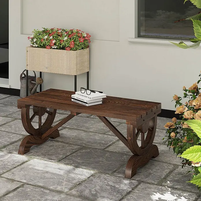 Outsunny Gartenbank - Tannenholz, Braun - Dunkelbraune Holzbank mit einzigartigen, radförmigen Beinen, Bücher und Brille auf einer Terrasse mit Pflanzen.