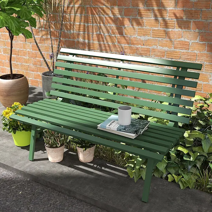 Outsunny Gartenbank - B x T x H: 67 x 67 x 79 cm, Aluminium, Grün - Grüne Lamellen-Gartenbank mit Buch und Tasse, im Freien zwischen Pflanzen platziert.