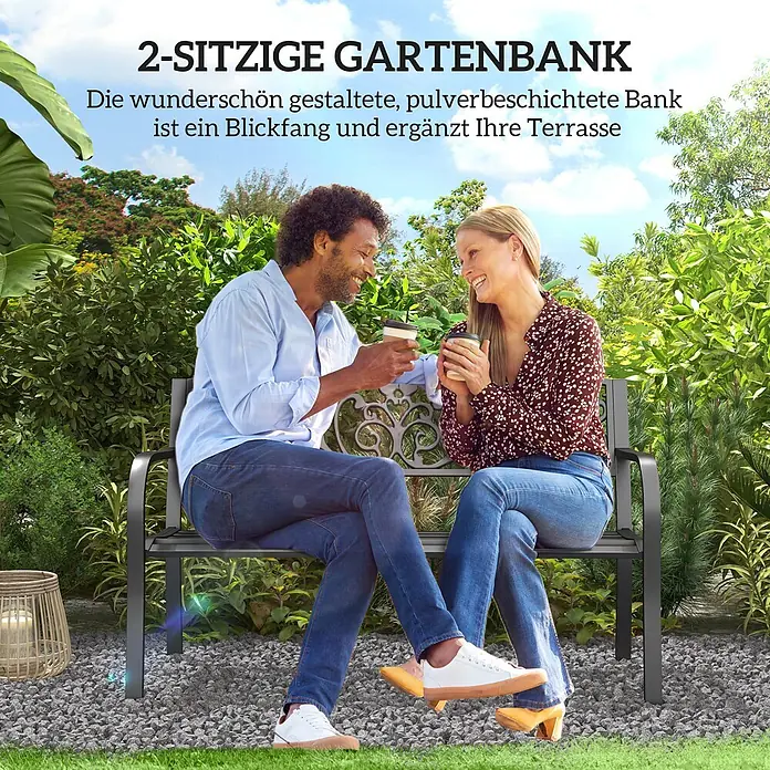 Furnicato Gartenbank pulverbeschichtet - B x T x H: 60 x 127 x 87 cm, Metall, Schwarz - Zweisitzige, dunkelgraue, pulverbeschichtete Gartenbank auf einer Terrasse. Zwei Personen sitzen darauf und genießen Kaffee.